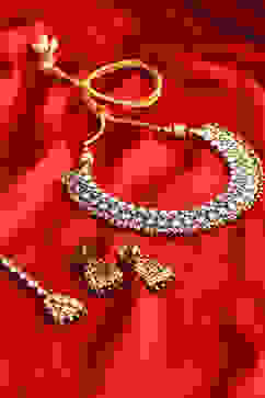 White Alloy Necklace Set image number 2