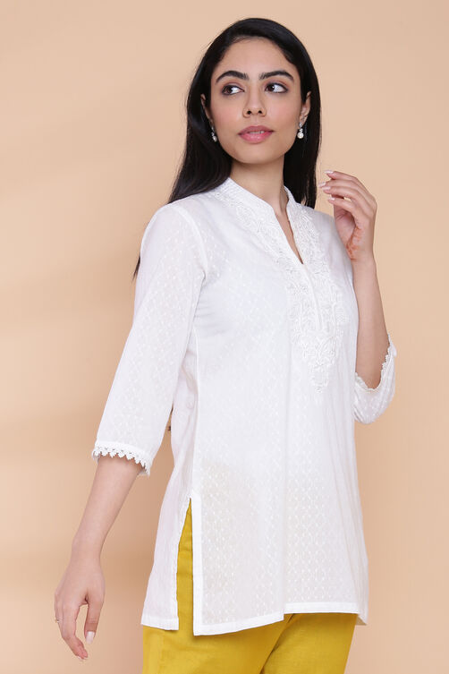 Off White Cotton Chikankari Short Embroidered Kurti image number 4