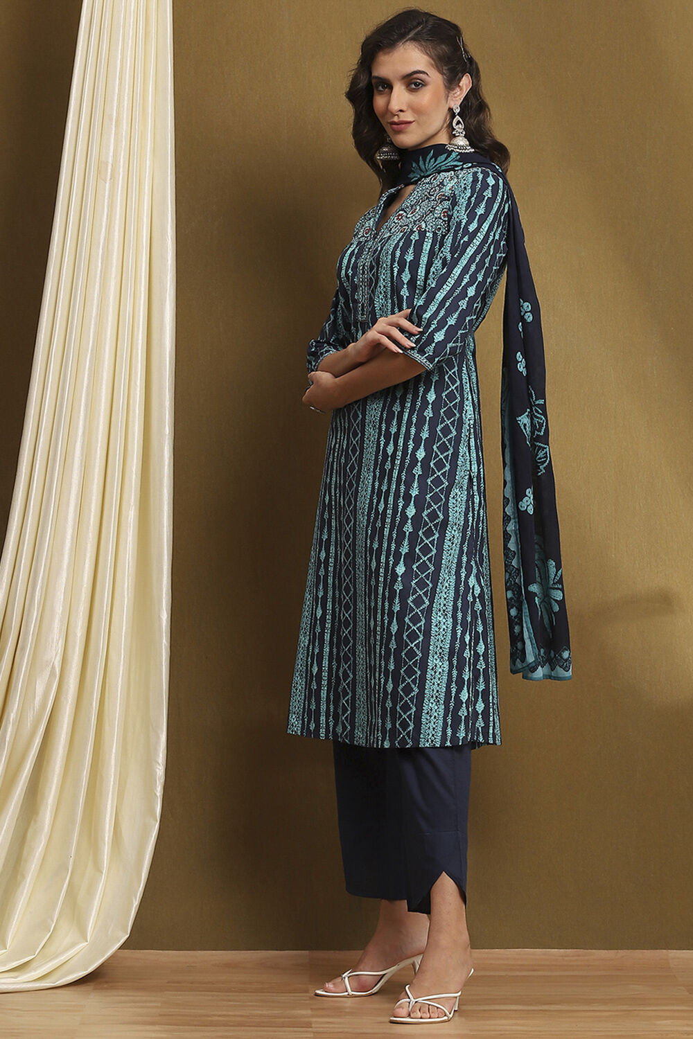 Indigo Blue Cotton Printed Straight Suit Set image number 3