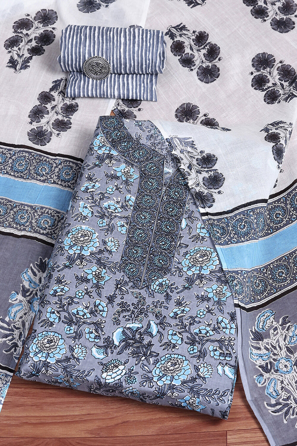 Green Cotton Screen Print Unstitched Suit Set image number 0