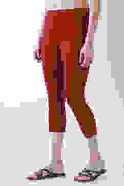 Maroon Cotton Lycra Solid Fitted Cropped Leggings image number 2