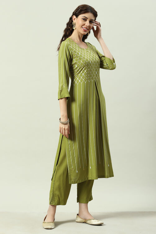 Plum Printed Rayon Straight Kurta Regular Pants Suit Set image number 5