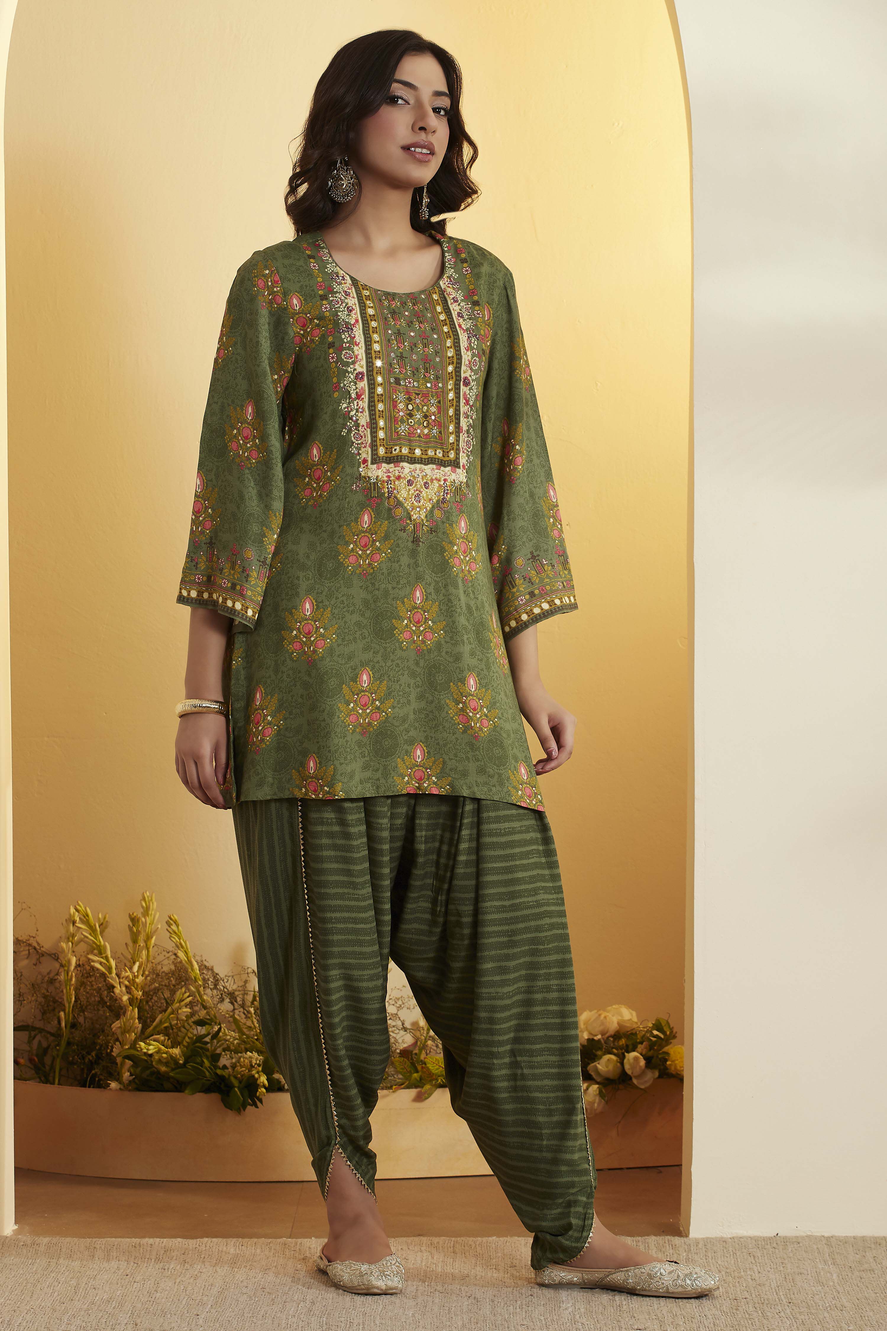 Green Viscose Rayon Straight Kurta Pants Set image number 2