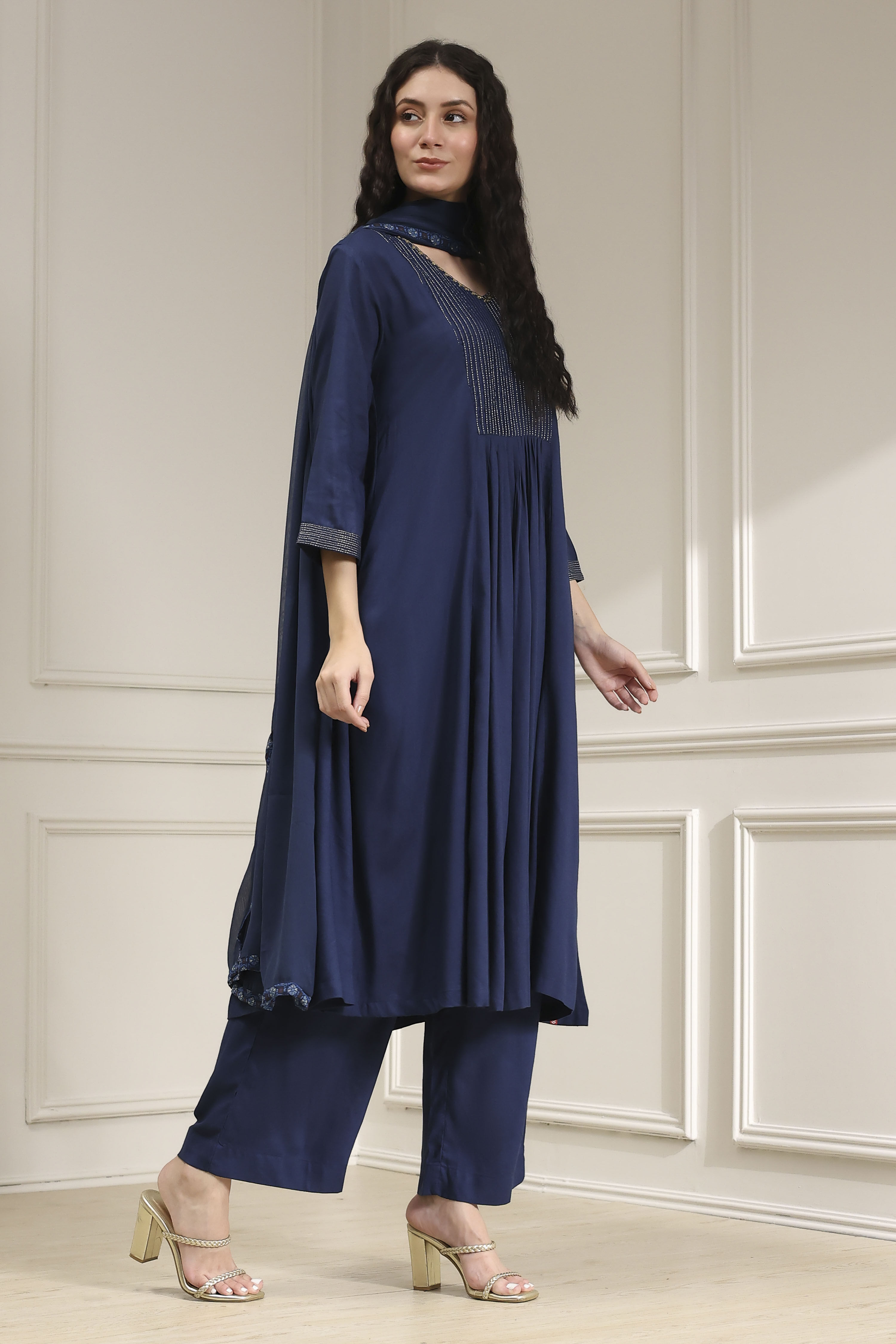 Blue Solid Gathered Suit Set image number 5