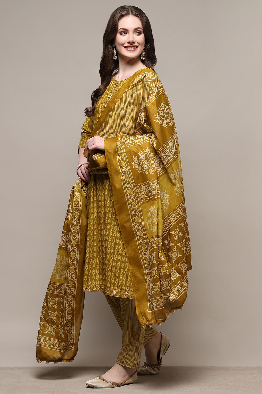 Green Cotton Screen Printed Unstitched Suit Set image number 5