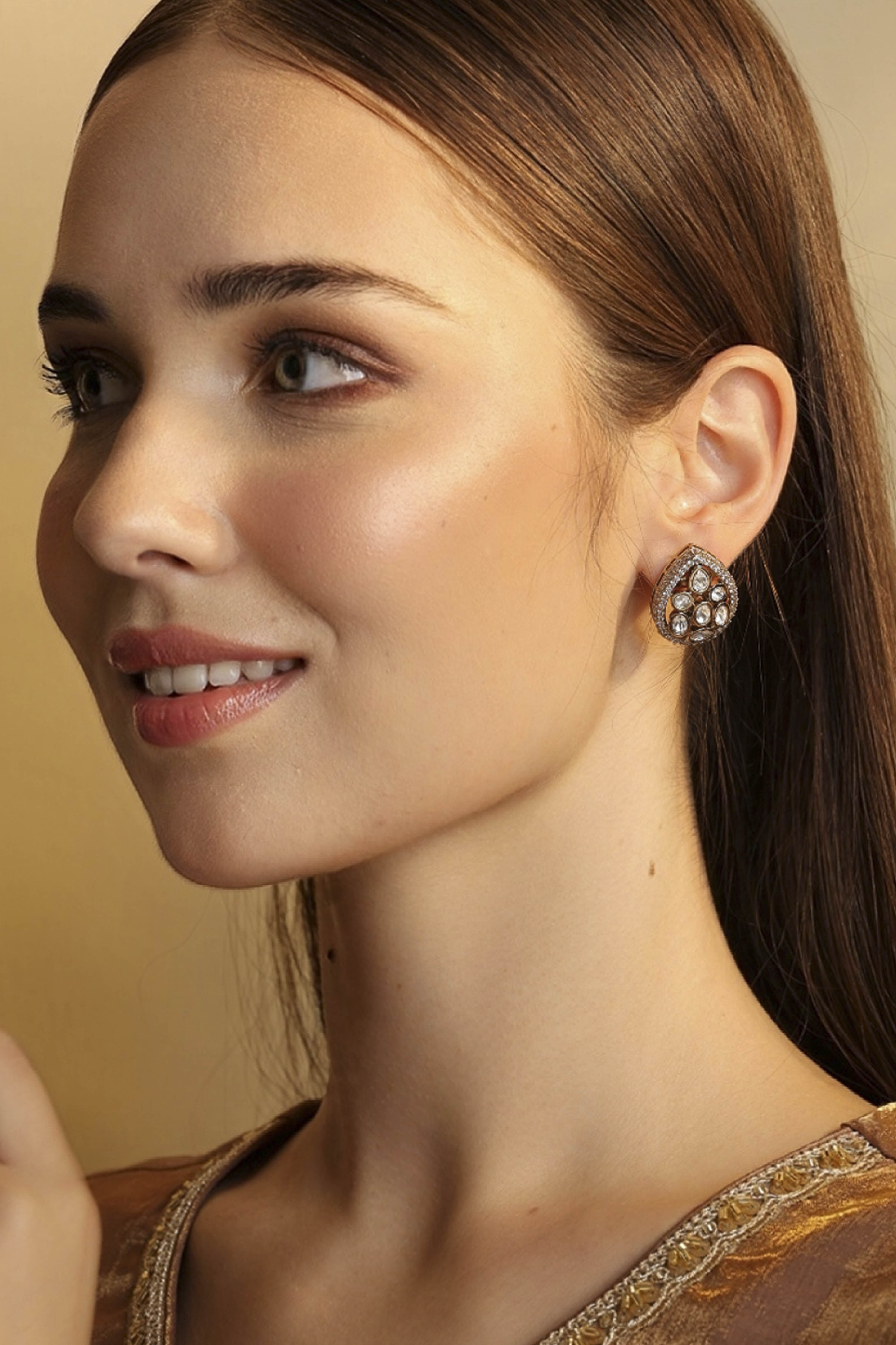 White Brass Gold-Plated Teardrop Stud Earrings image number 3