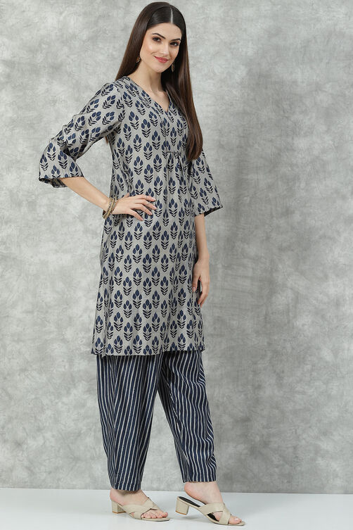 Maroon Poly Viscose Flared Printed Kurta Set image number 5