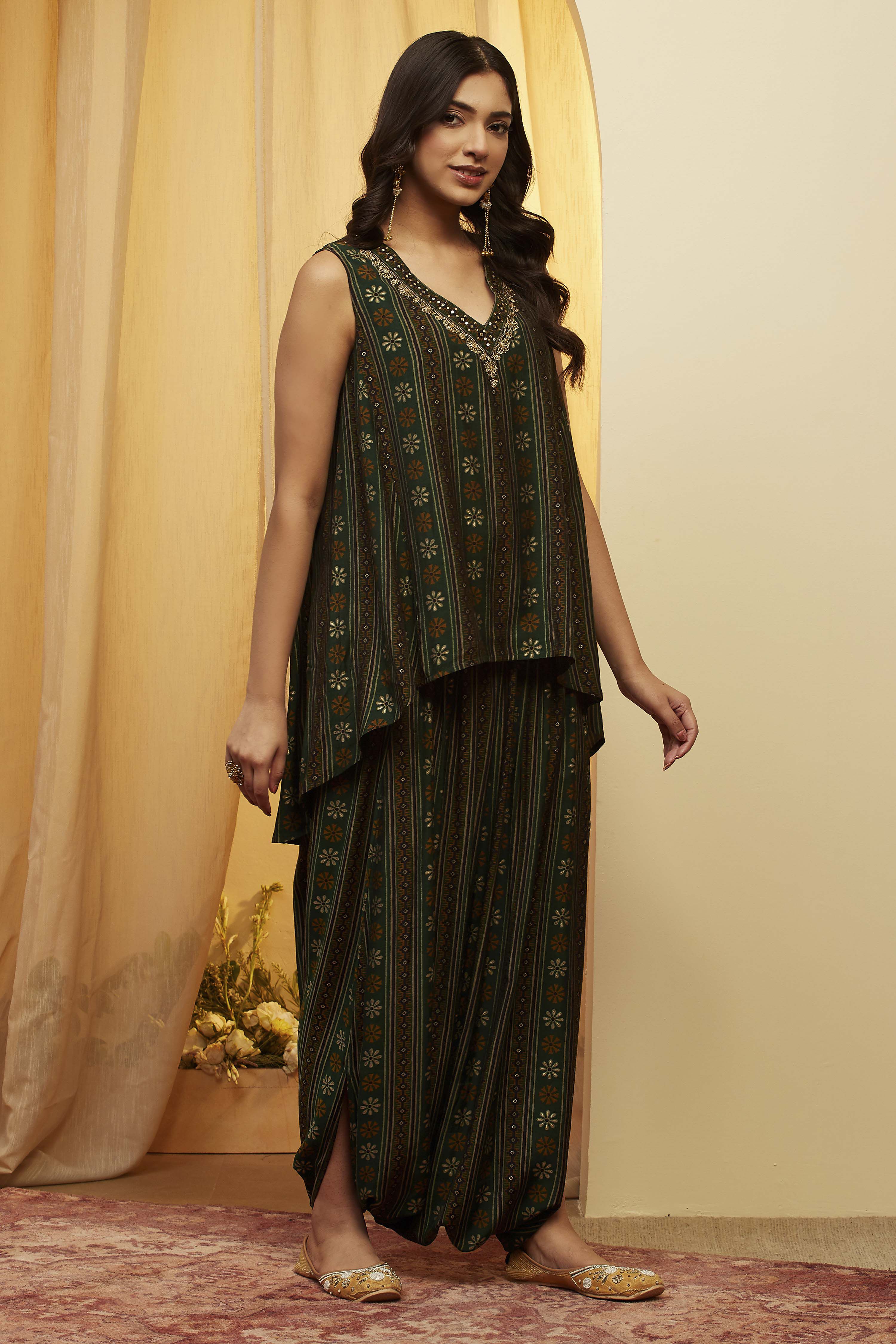 Green Viscose Blend Straight Kurta Pants Set image number 4