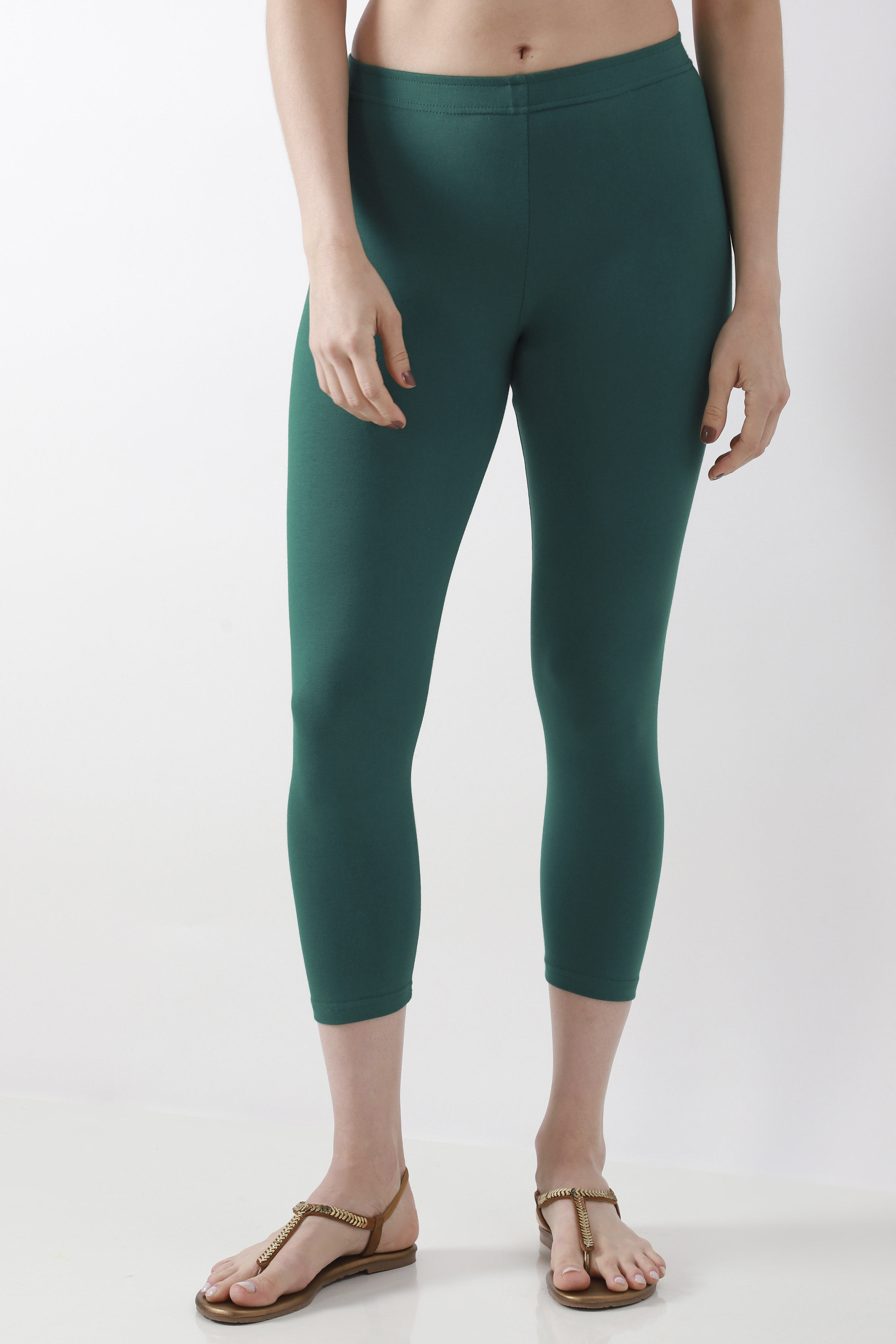 Green Cotton Lycra Solid Fitted Cropped Leggings image number 4