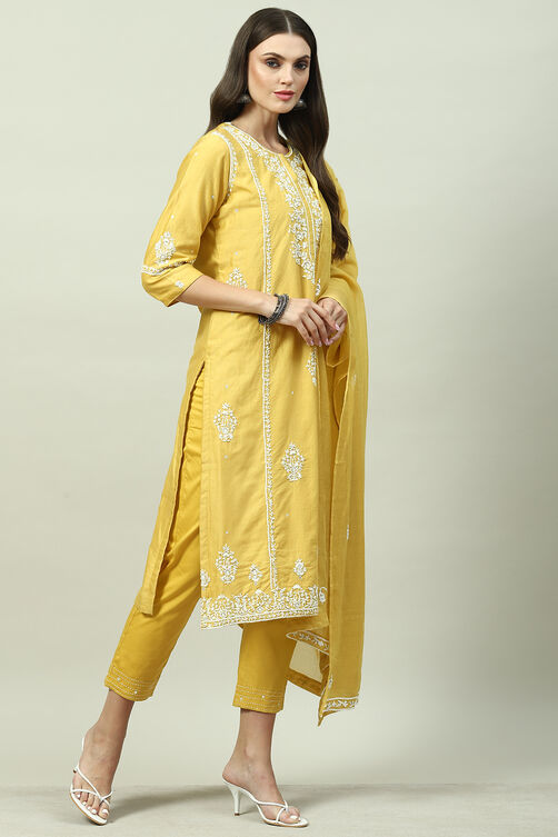 Yellow Cotton Blend Straight Kurta Slim Pants Suit Set image number 6