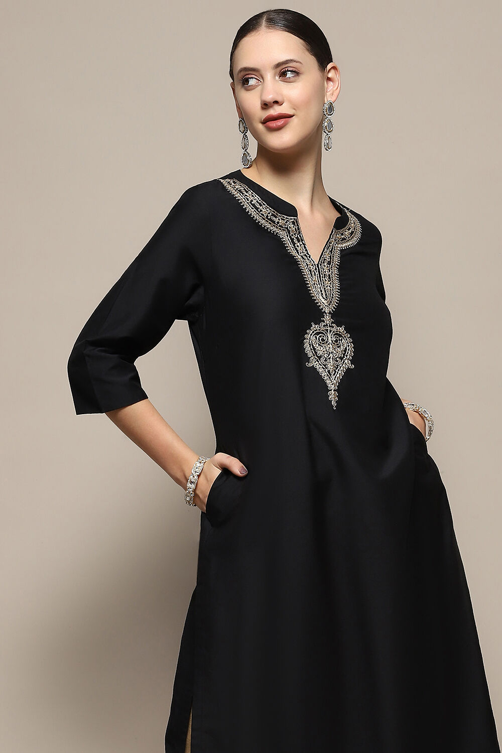 Black Embroidered Regular Fit Straight Kurta image number 1