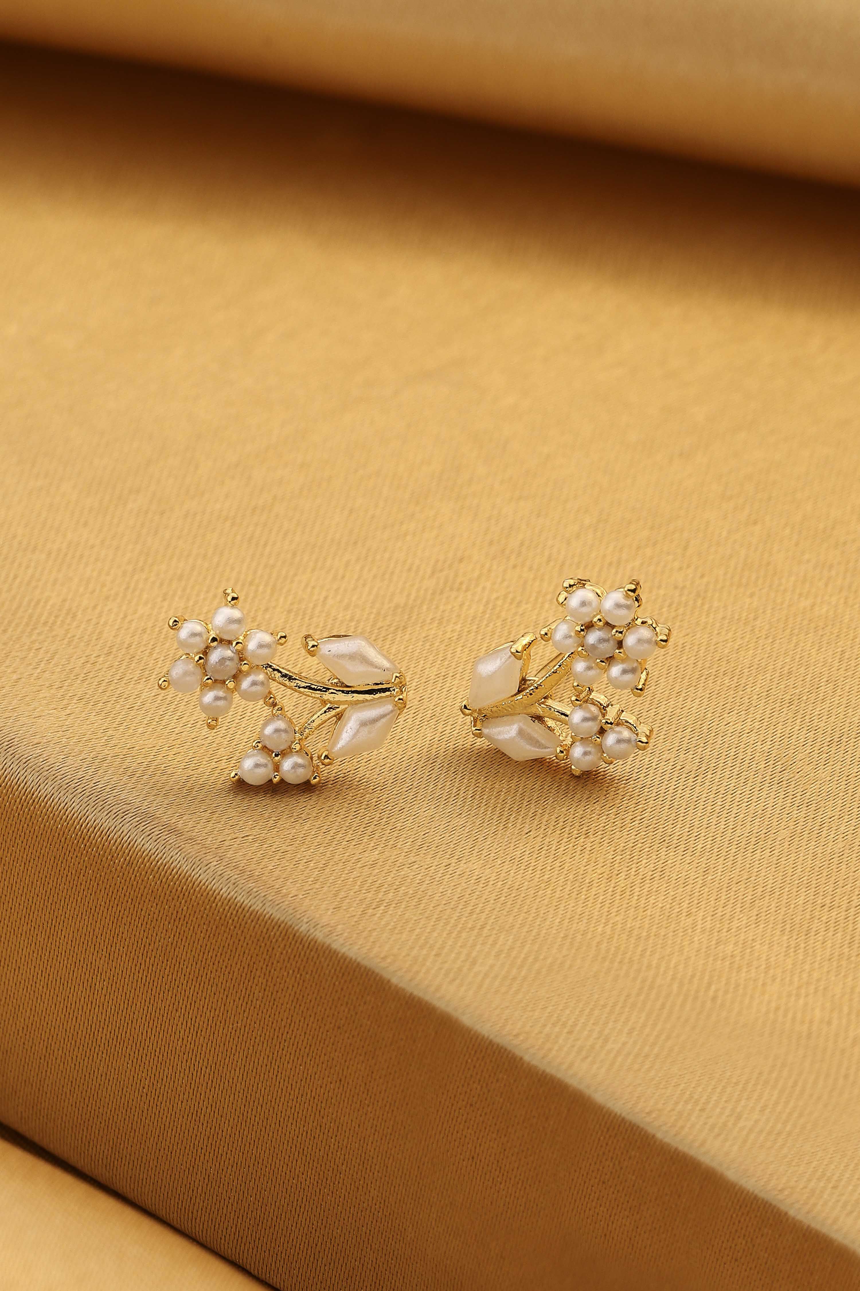 White Gold-Plated Brass Pearl Stud Earrings image number 0