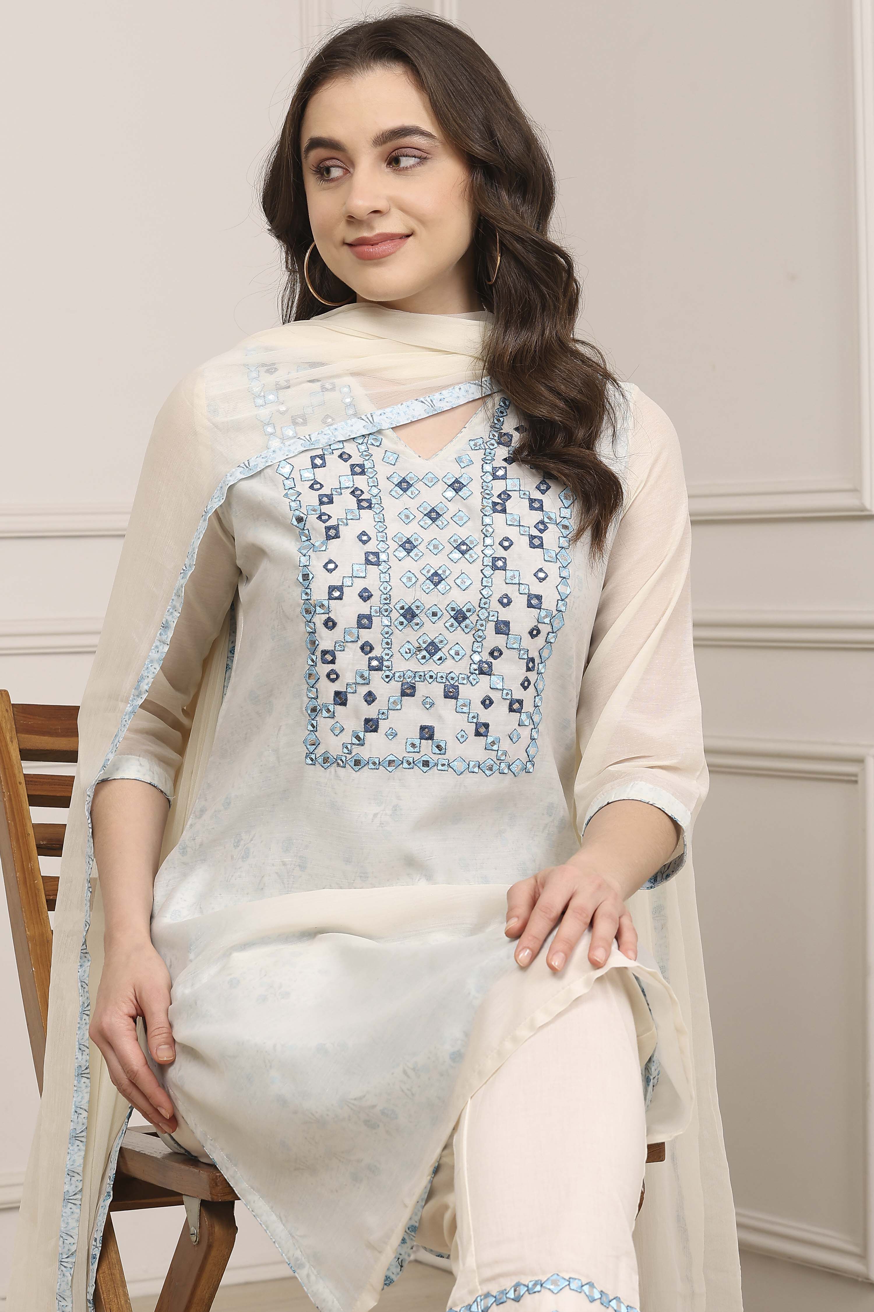 Off White Art Silk Straight Kurta Regular Pant Suit Set image number 6