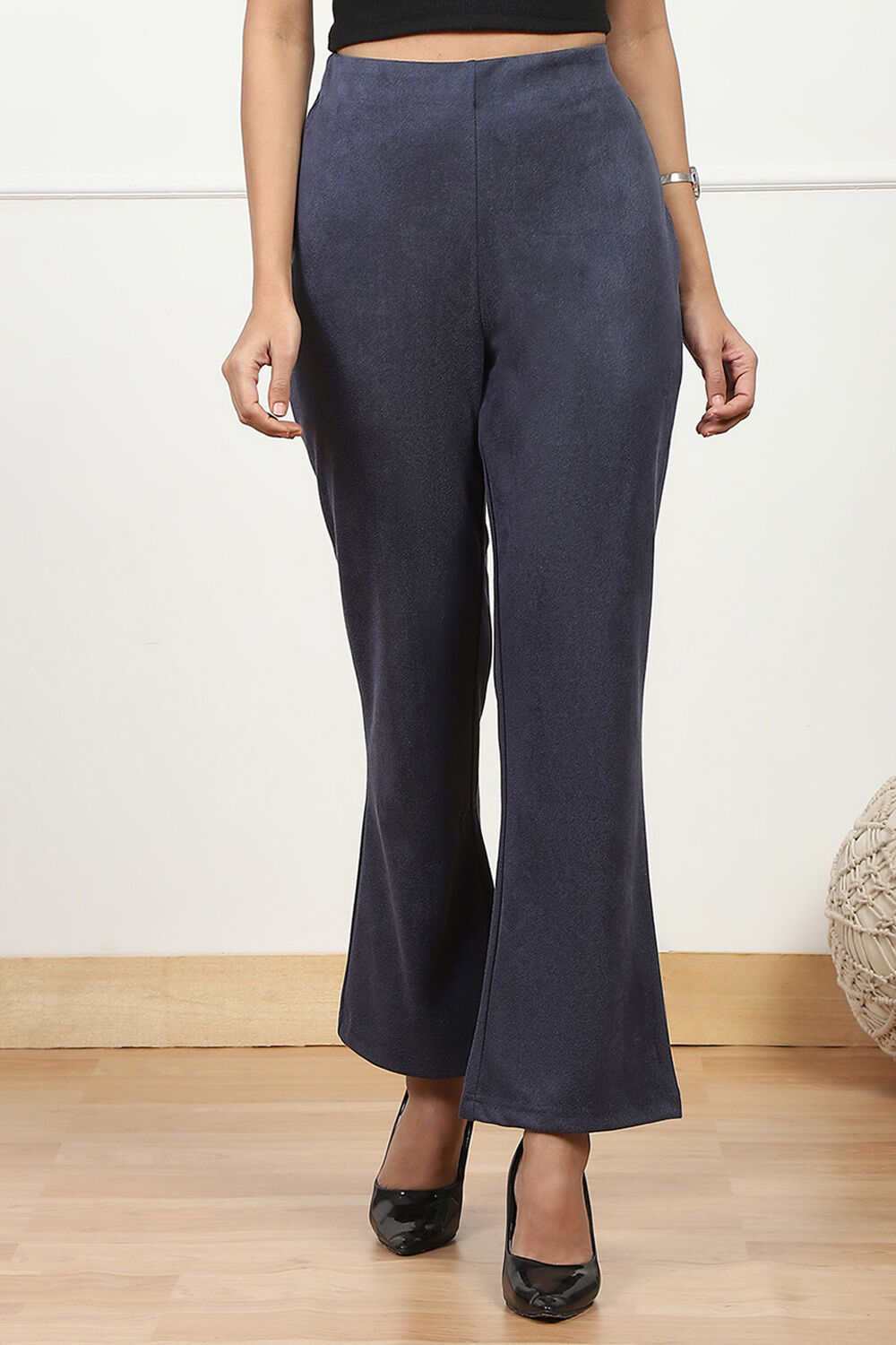 Beige Solid Stretchable Relaxed Fit Pants image number 4