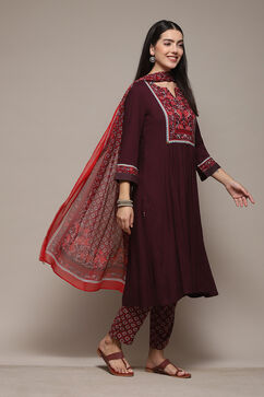 Burgandy LIVA Gathered Solid Kurta Slim Pant Suit Set image number 5