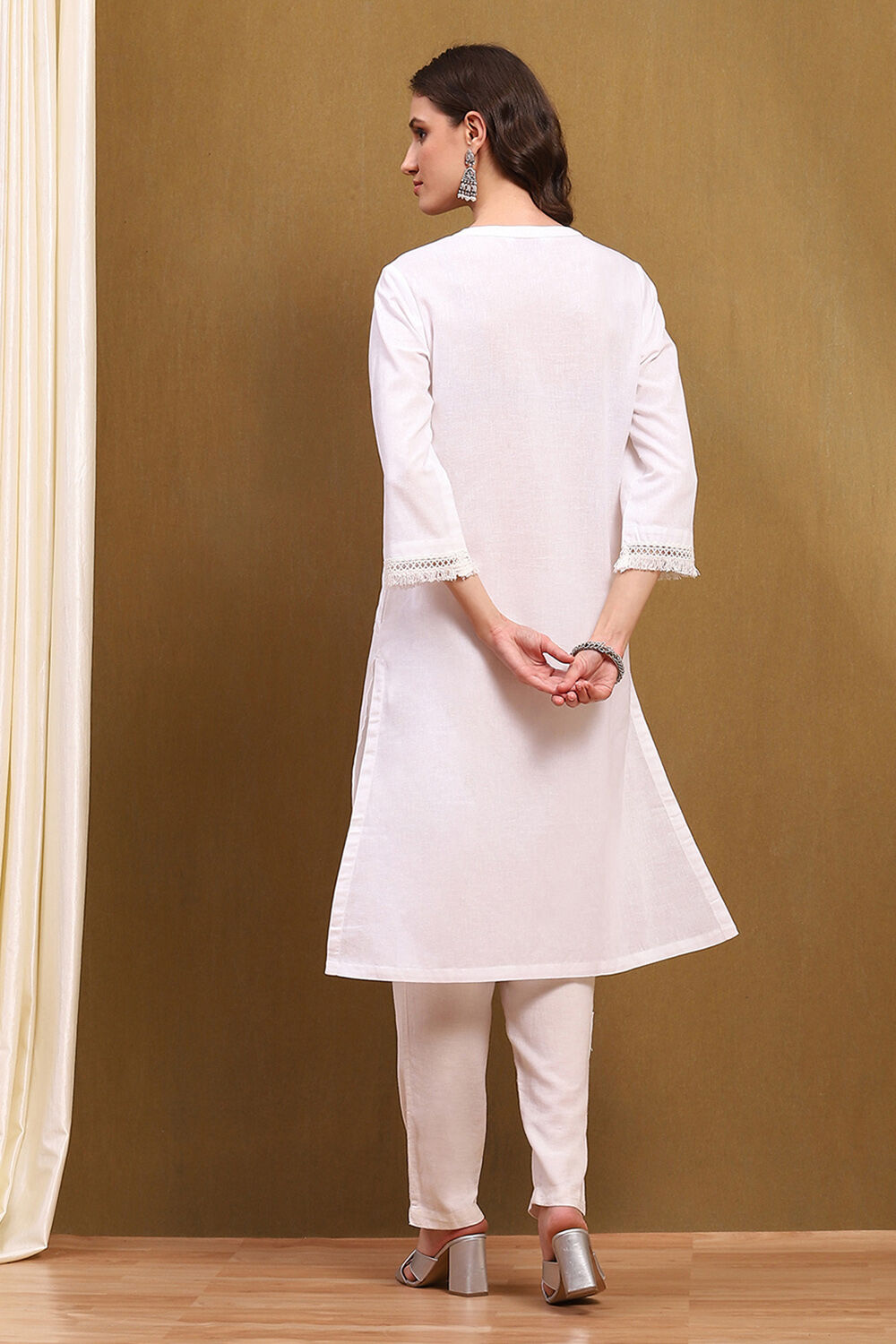 White Cotton Blend Solid Straight Kurta image number 3