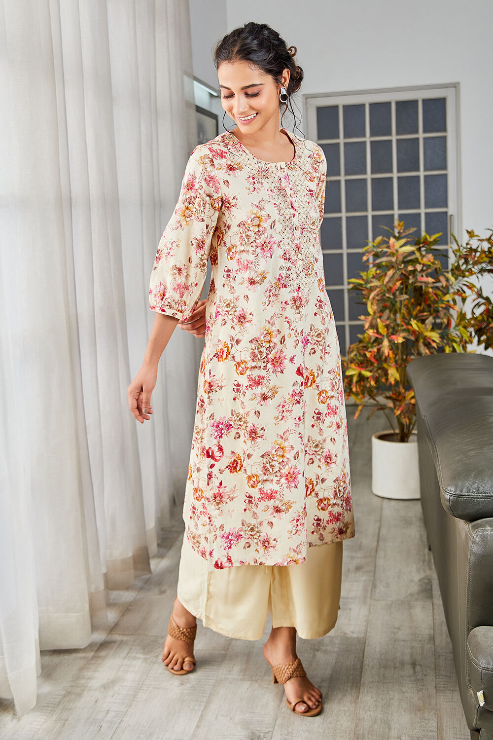 Beige & Pink Cotton Floral Printed Straight Kurta image number 4