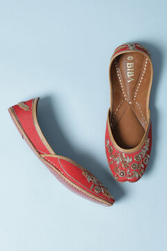 Red Embroidered Mojaris image number 2