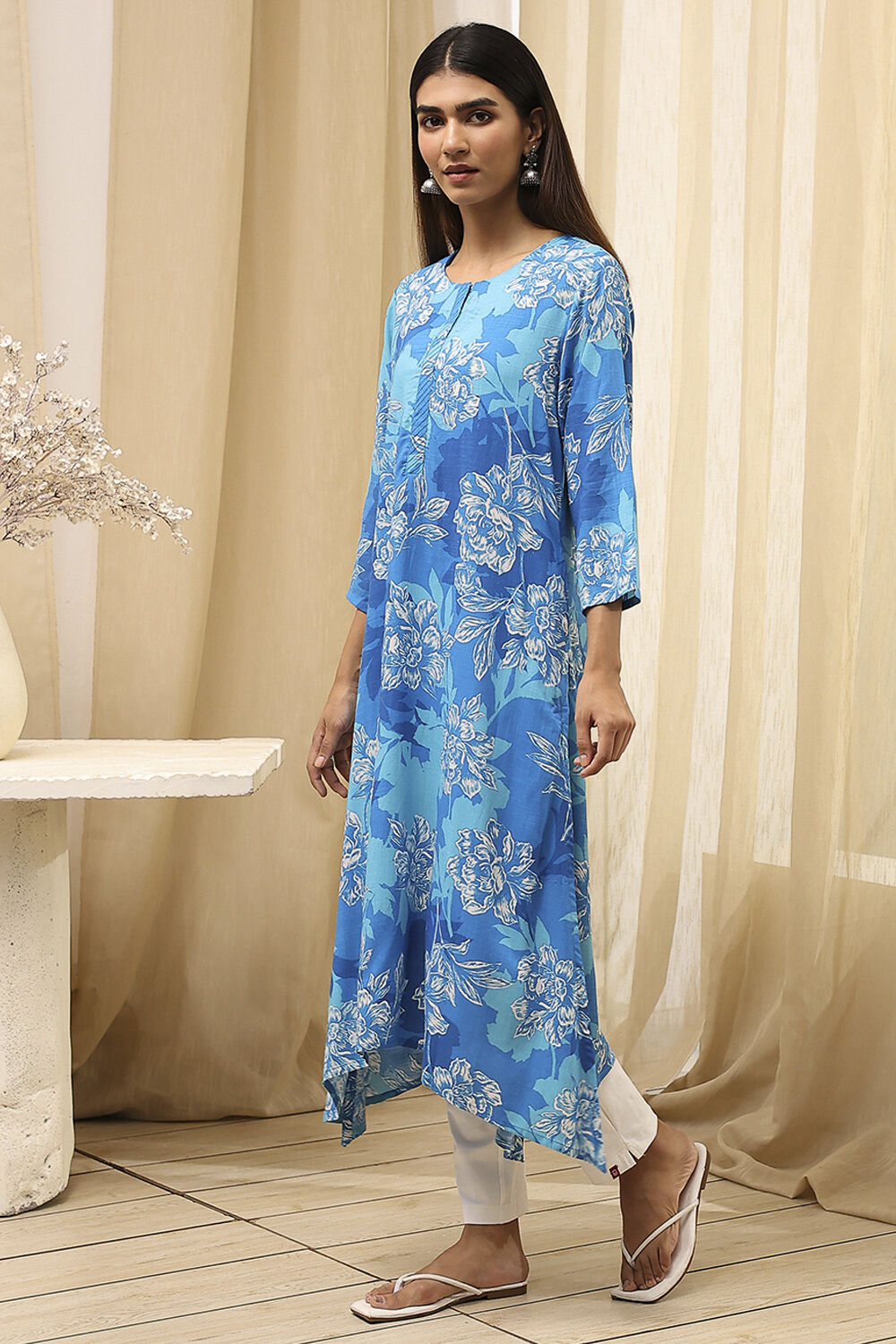 Blue Floral Printed Asymmetric Kurta image number 2