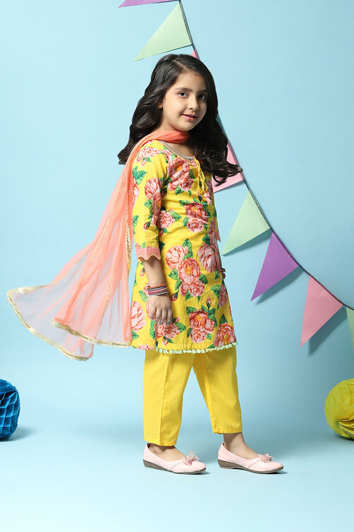 Yellow Cotton Straight Kurta Slim Pants Suit Set image number 6