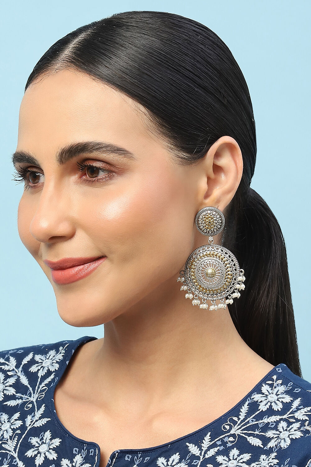 Gold Silver Brass earrings image number 3