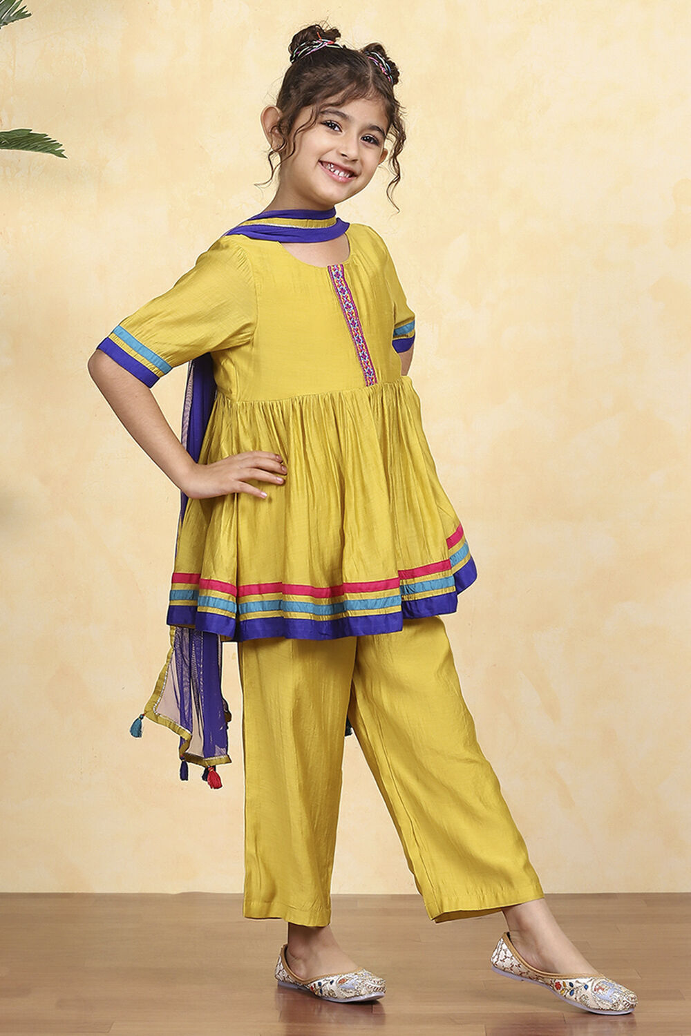 Green Polyester Blend Solid Gathered Suit Set image number 5