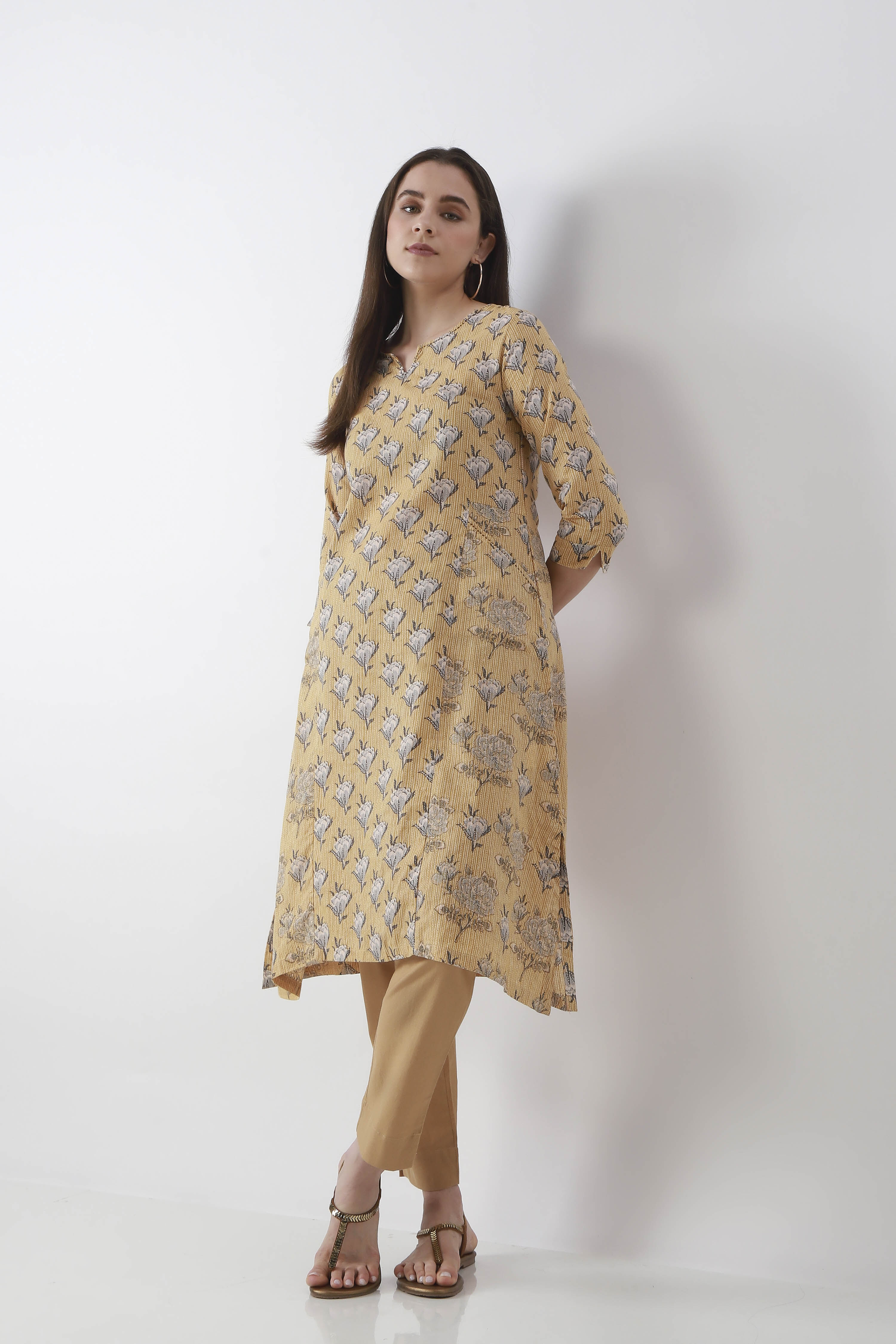 Gold-Toned Cotton Solid Fitted Pants image number 0