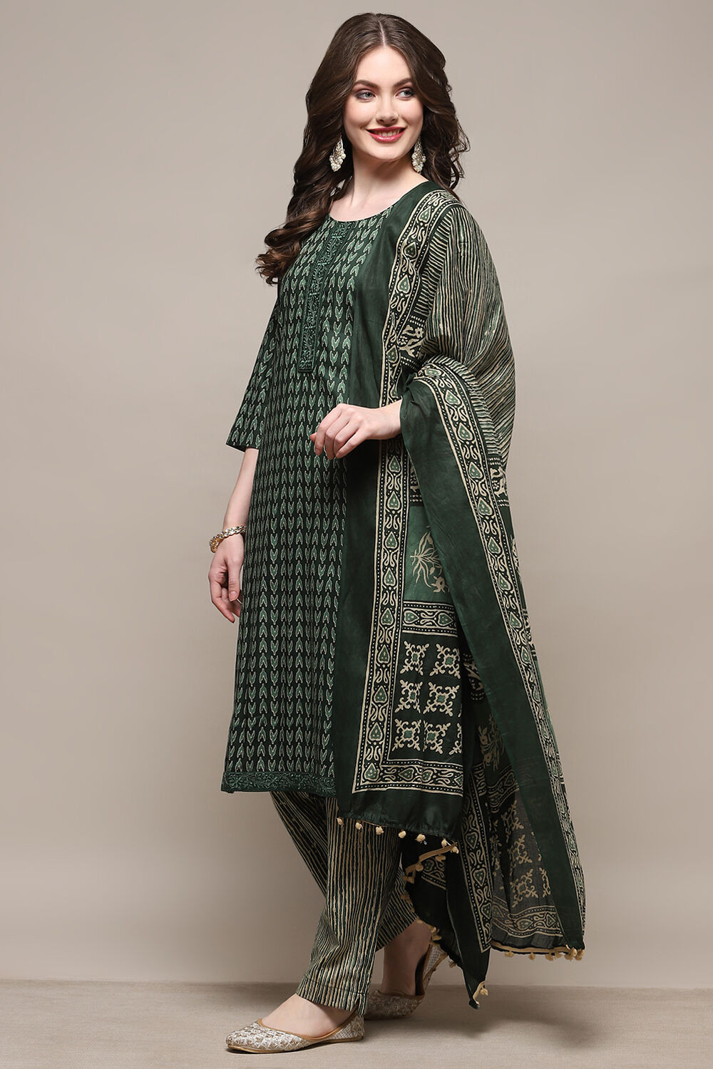 Green Cotton Screen Printed Unstitched Suit Set image number 5