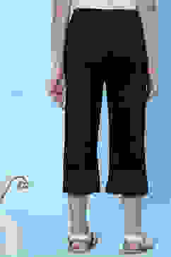 Black Cotton Solid Capri Pant image number 4