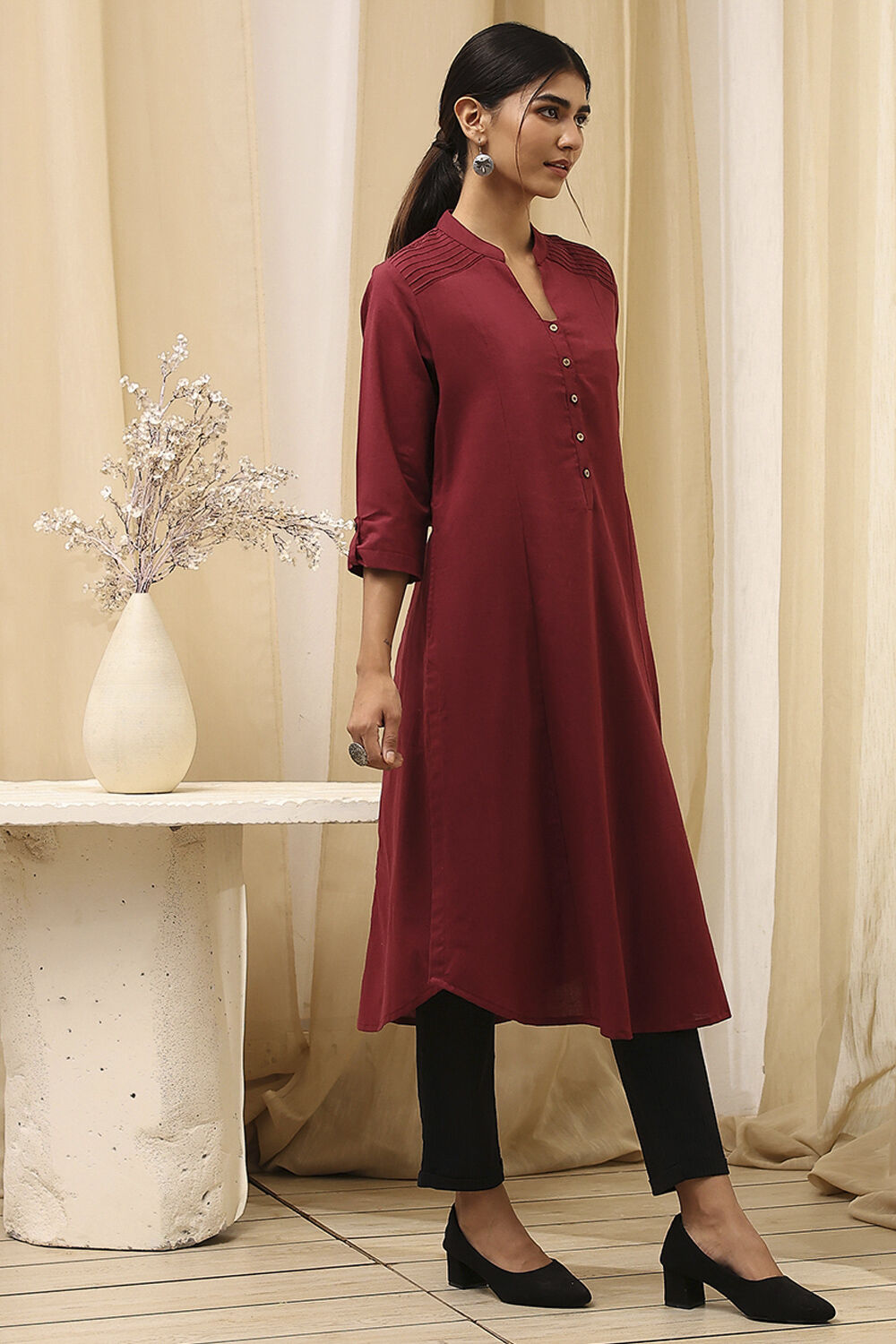 Black Cotton Blend Solid Straight Kurta image number 2