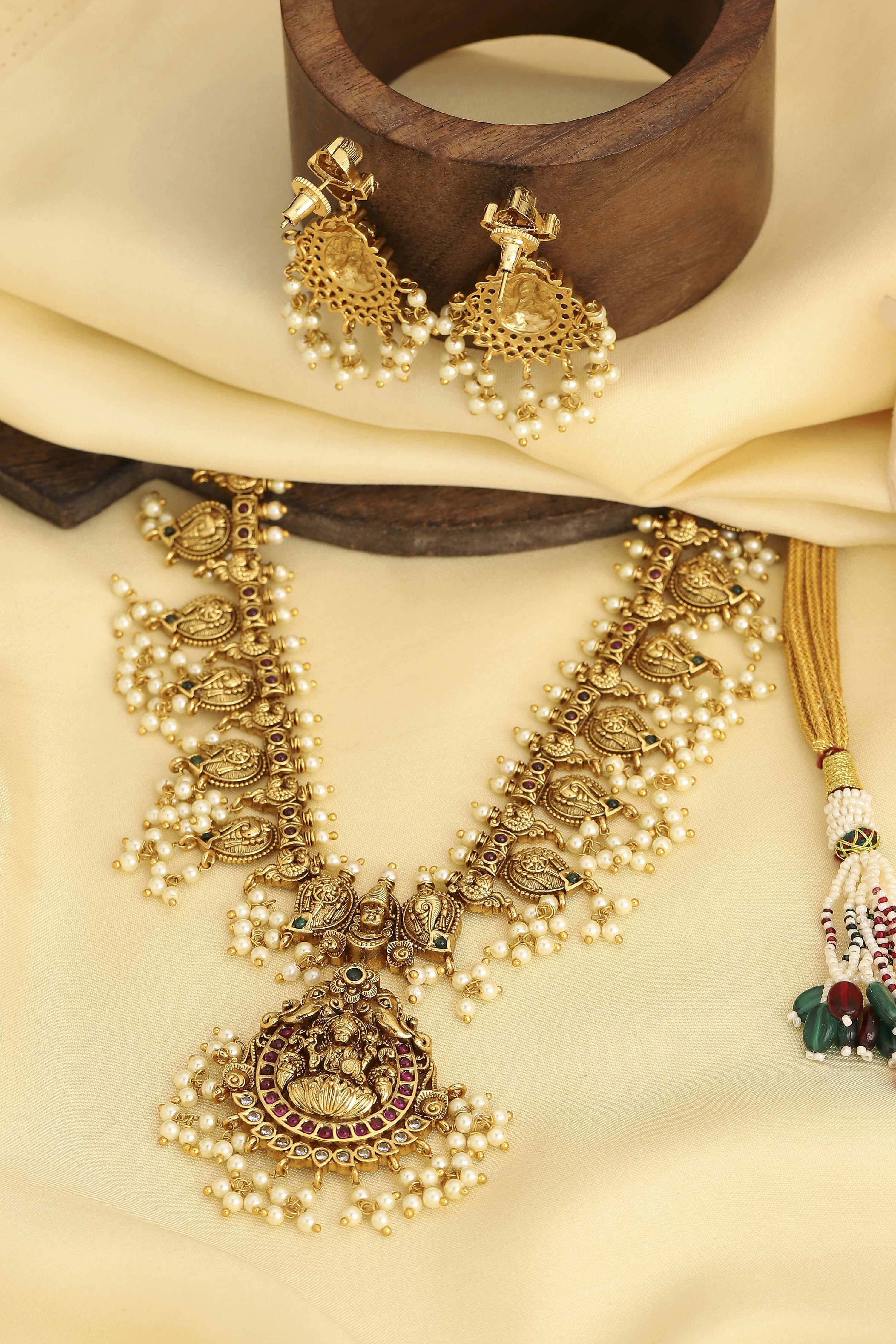 Off White Gold Plated Alloy Pearl Studded Necklace Set image number 2