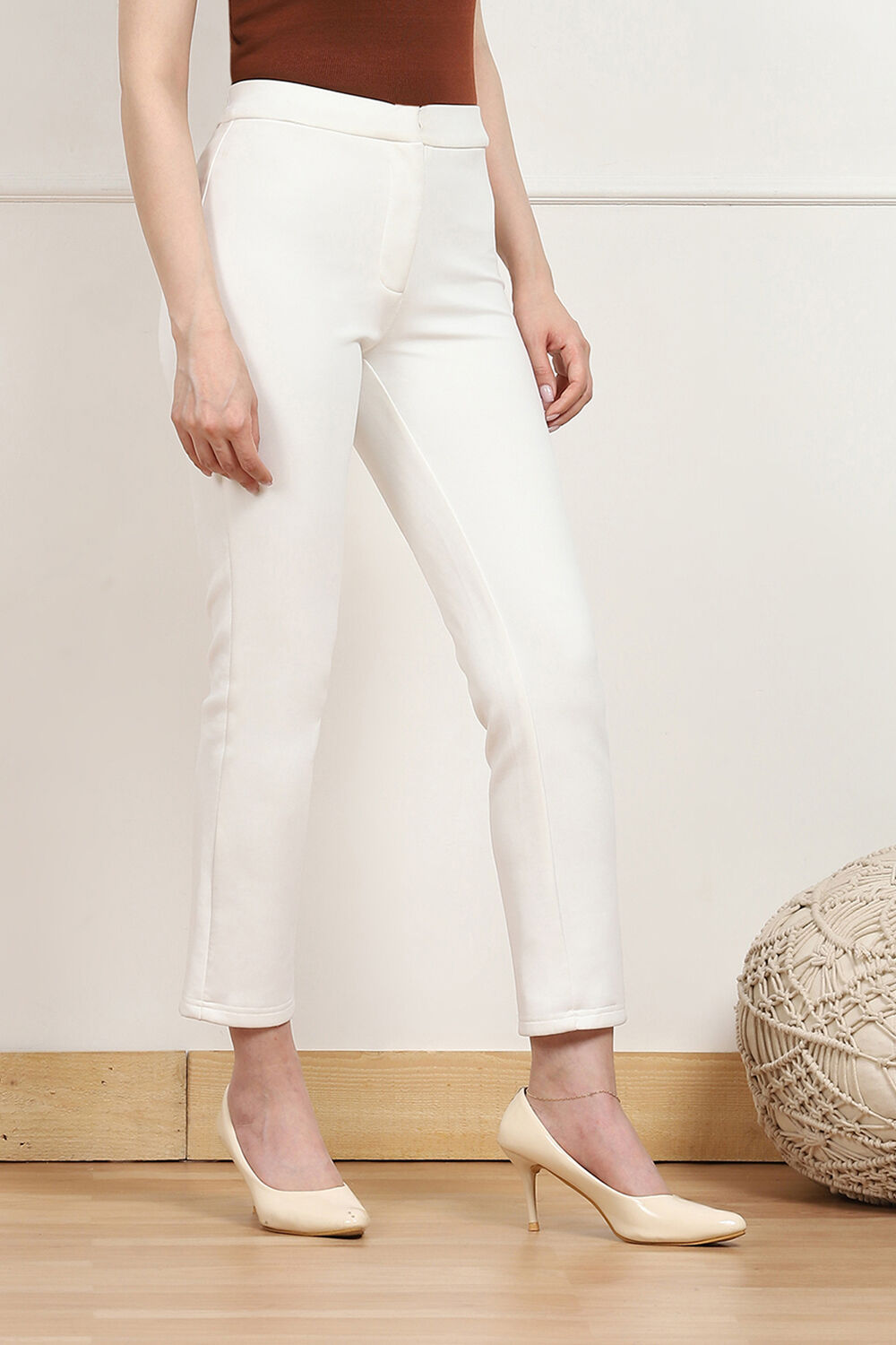 Black Solid Stretchable Slim Fit Pants image number 2