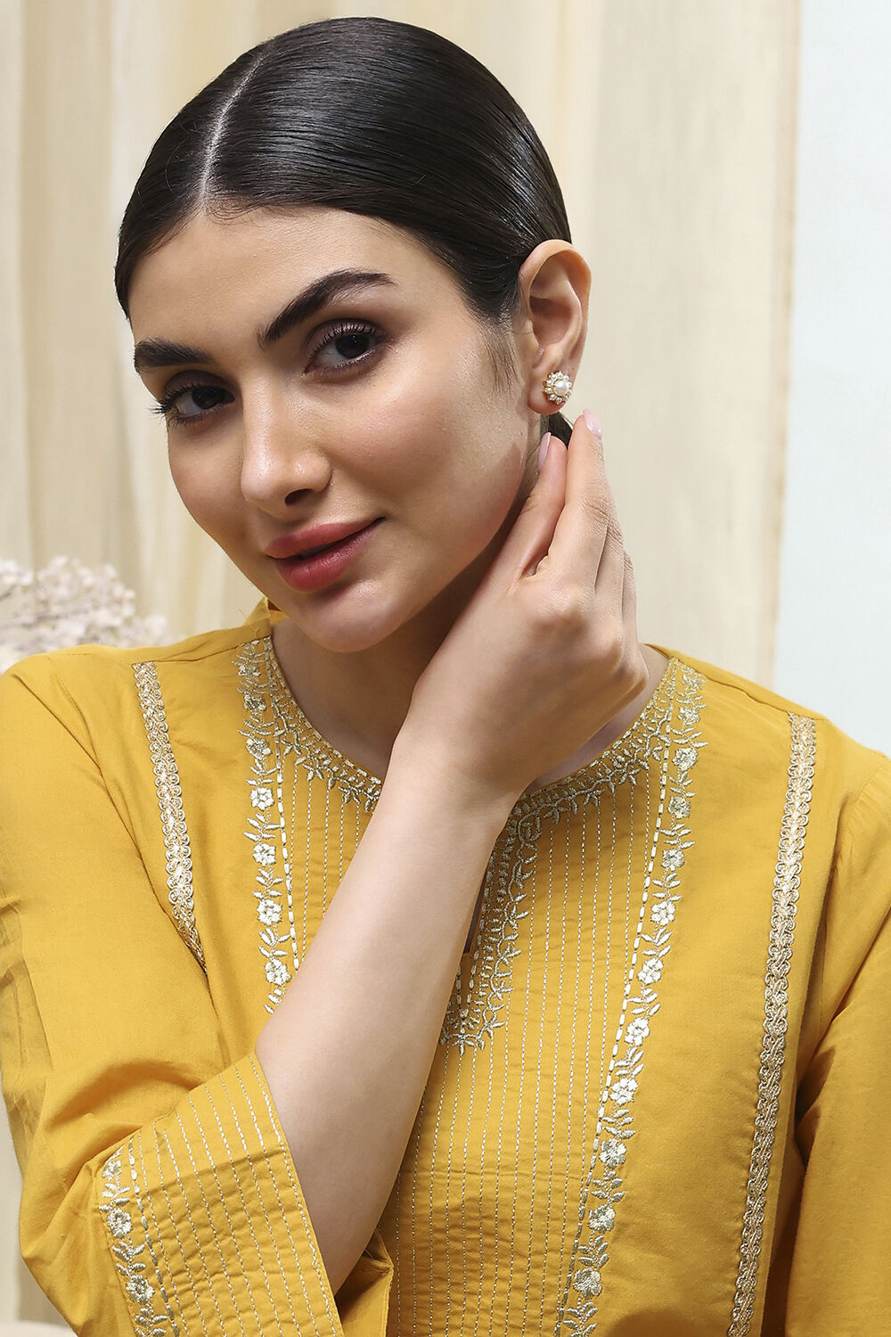 Pearl Brass Studs image number 3