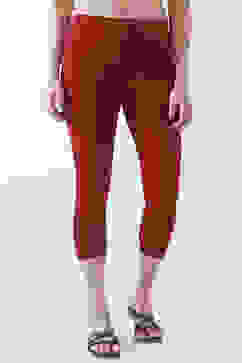 Maroon Cotton Lycra Solid Fitted Cropped Leggings image number 4