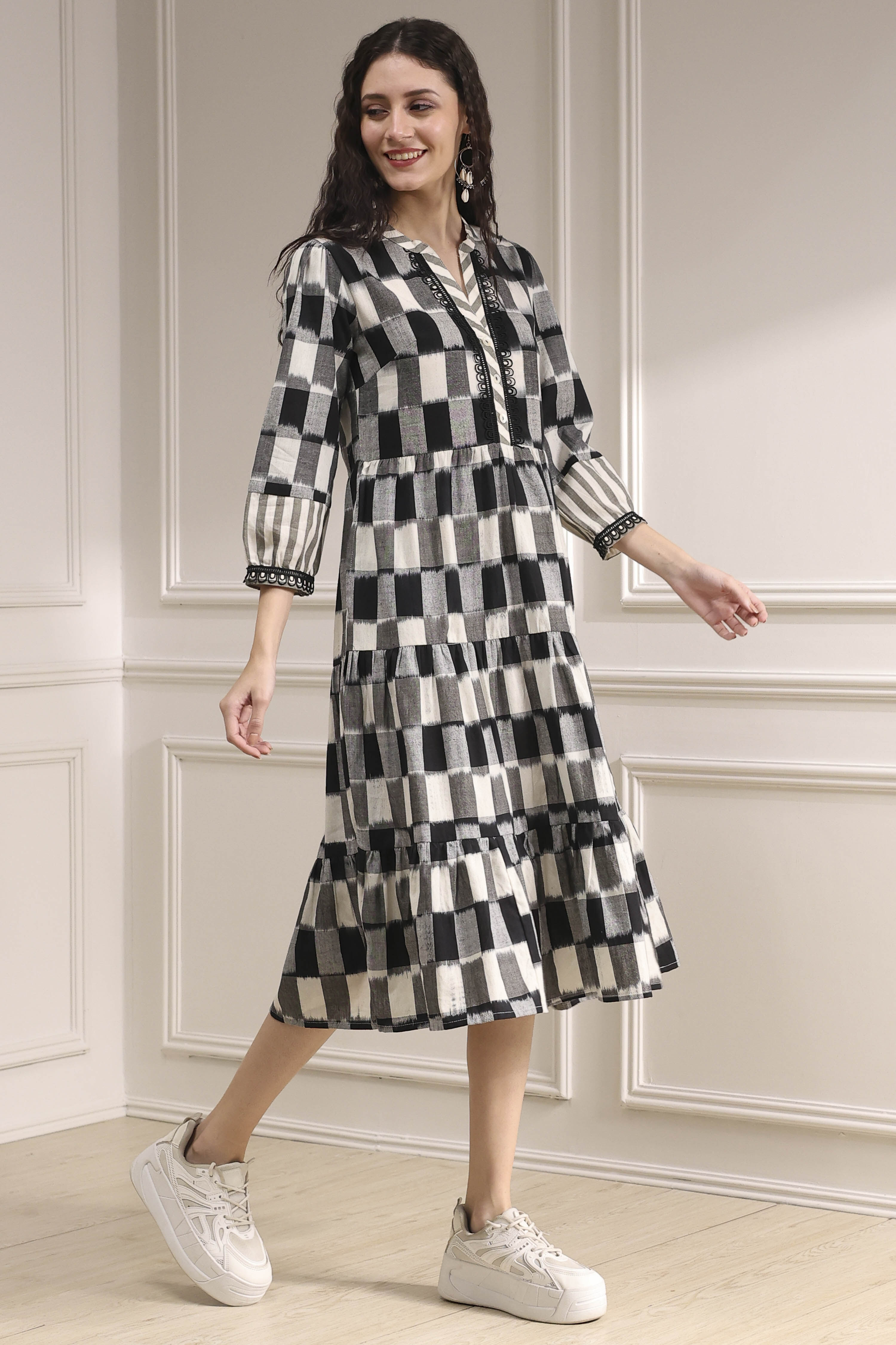 Black and White Cotton Tiered Dress image number 4