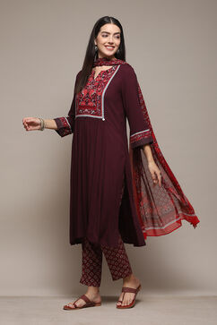 Burgandy LIVA Gathered Solid Kurta Slim Pant Suit Set image number 3