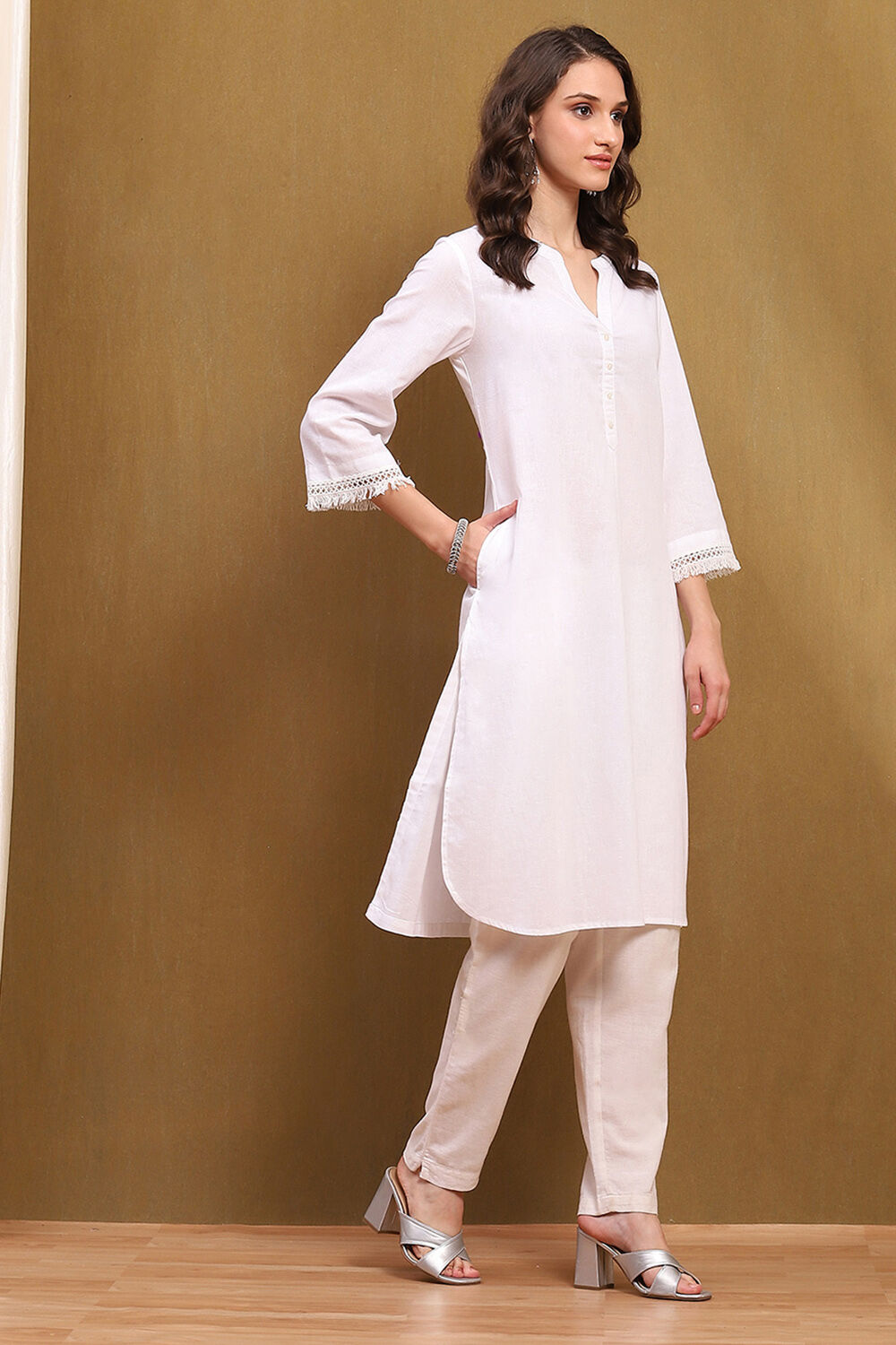 White Cotton Blend Solid Straight Kurta image number 4