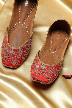 Red Embellished  Mojaris image number 1