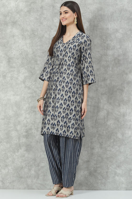 Maroon Poly Viscose Flared Printed Kurta Set image number 3