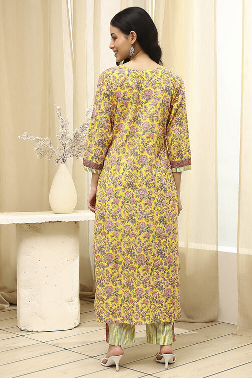 Green Cotton Screen Print Unstitched Suit Set image number 6