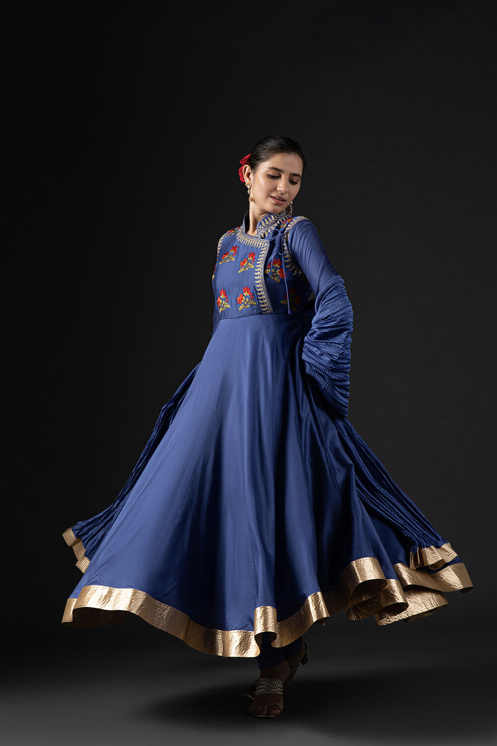 Blue Cotton Silk Embroidered Suit Set image number 9