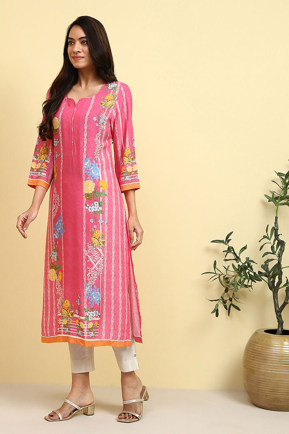 Purple Floral Printed Regular Fit Straight Kurta image number 2