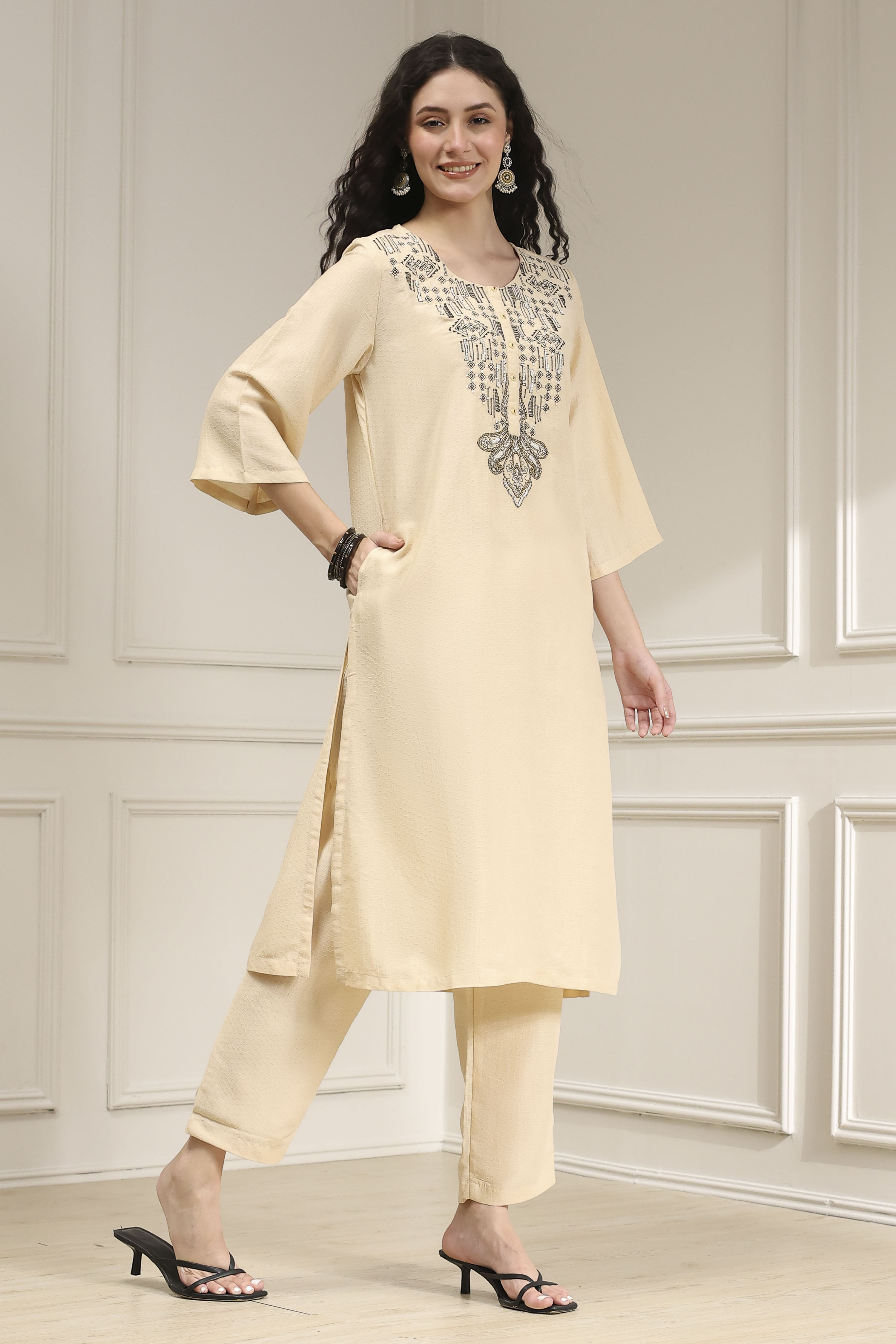Ivory Textured Straight Kurta Pants Set image number 5