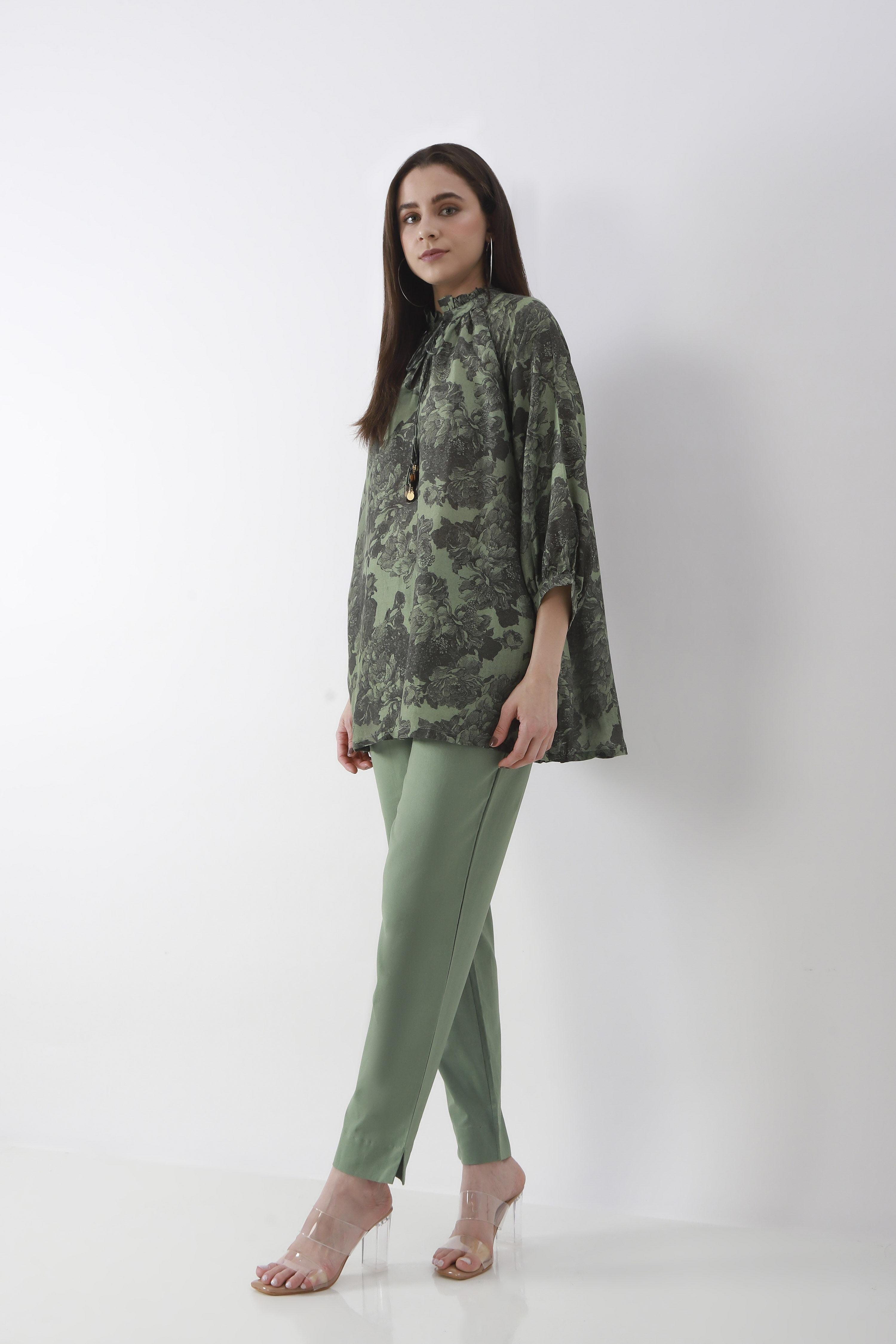 Green Cotton Solid Fitted Pants image number 0