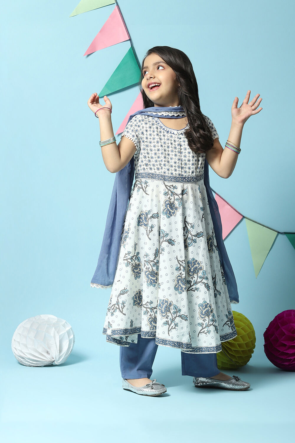 Off White Cotton Gathered Kurta Slim Pants Suit Set image number 5