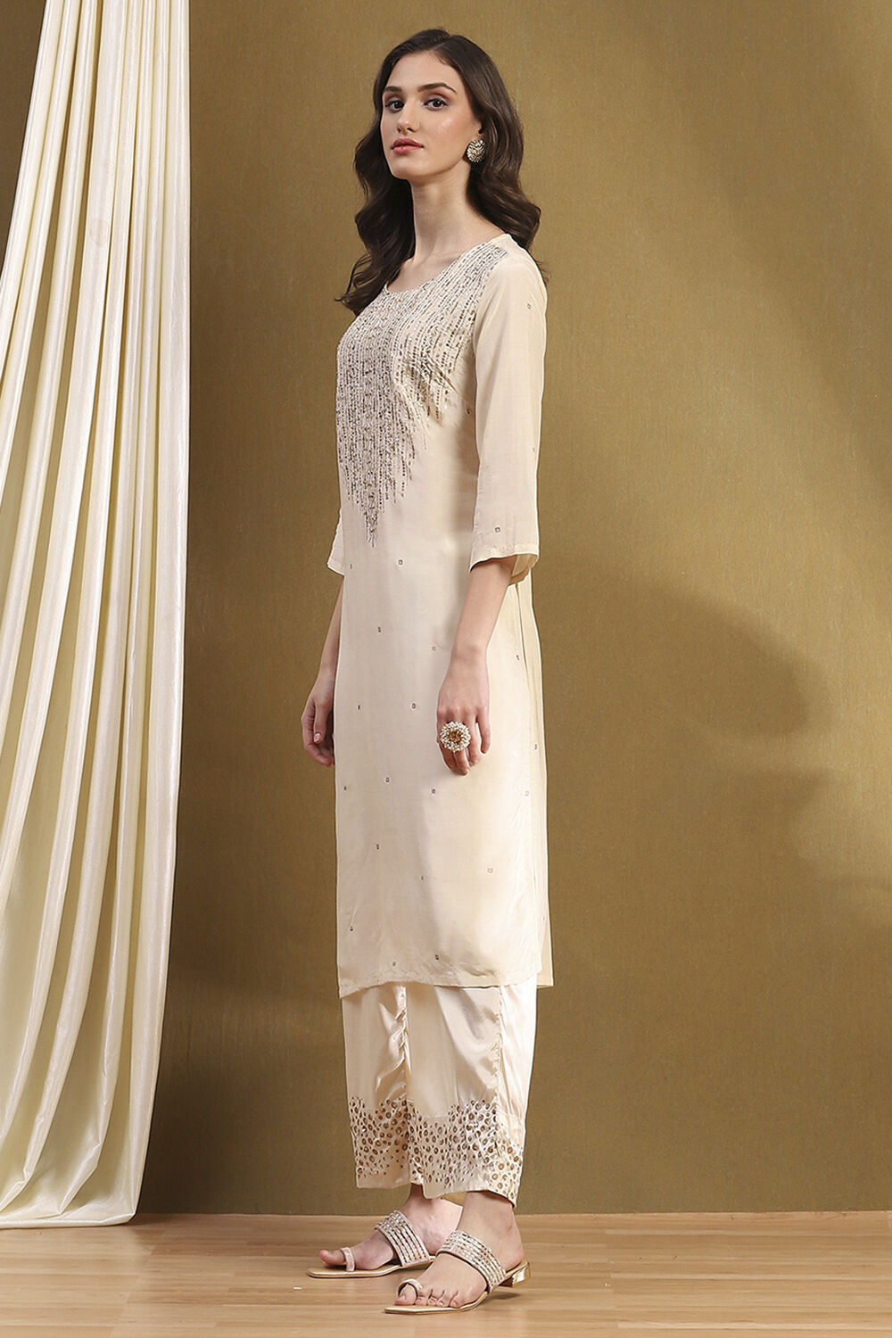 Off White Viscose Blend Straight Set image number 3