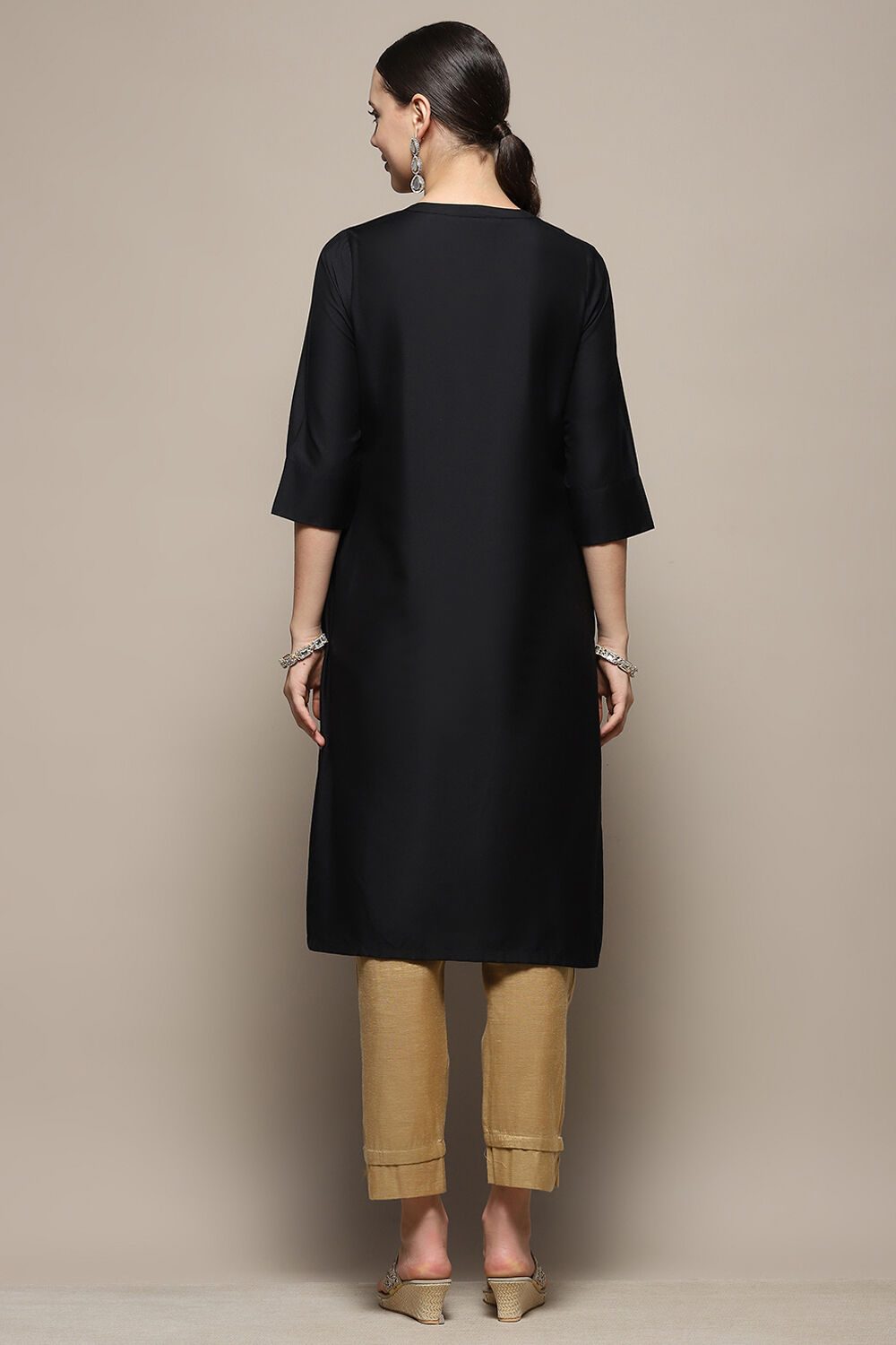 Black Embroidered Regular Fit Straight Kurta image number 4