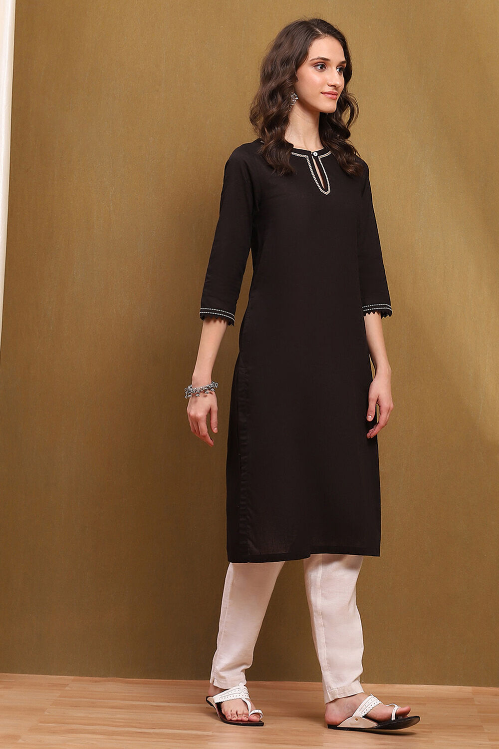 Black Cotton Blend Solid Straight Kurta image number 4