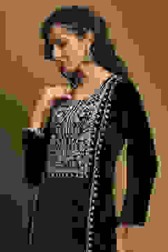 Black Velvet Embroidered Straight Kurta image number 1
