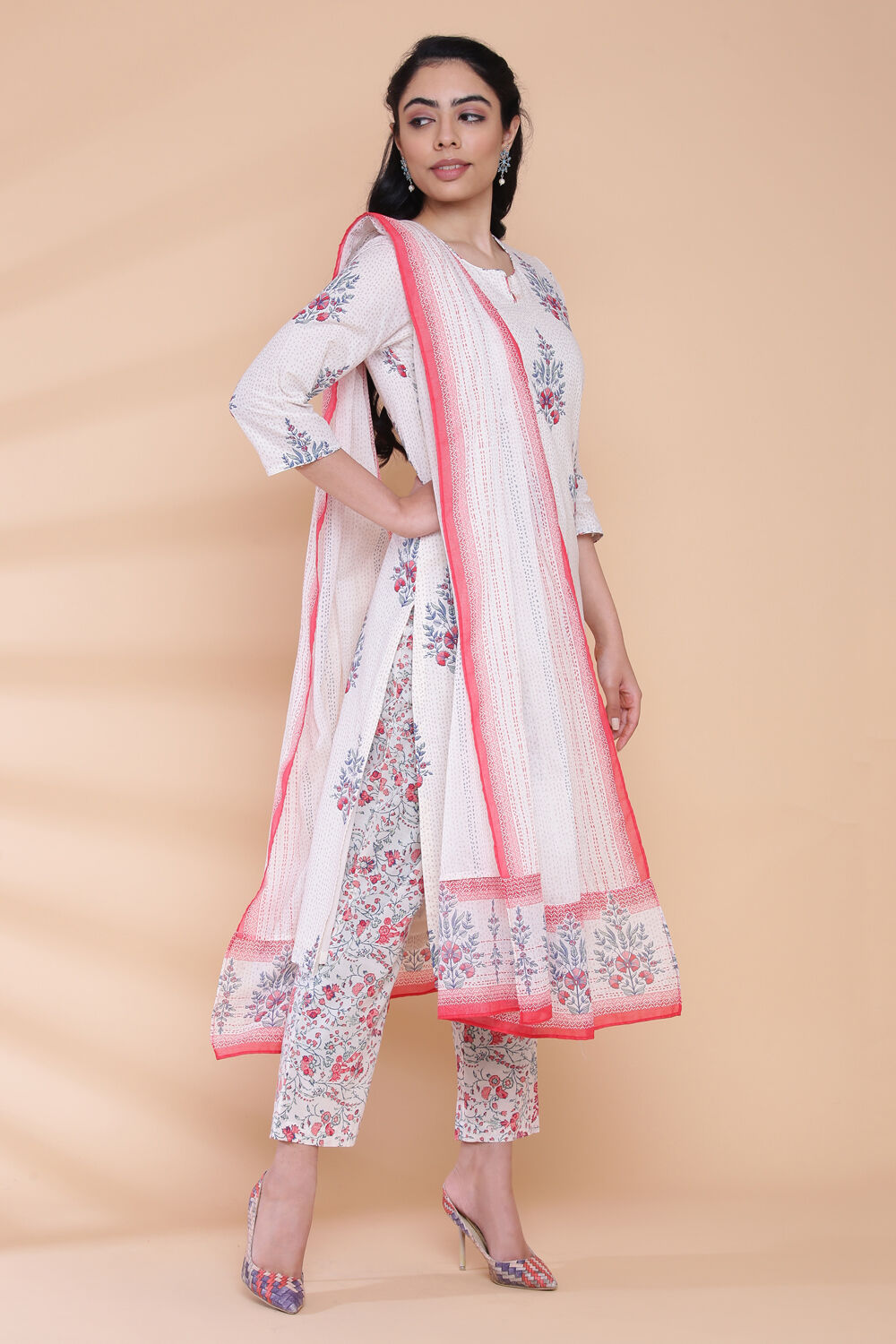 Off White Cotton Straight Kurta Regular Pant Suit Set image number 6